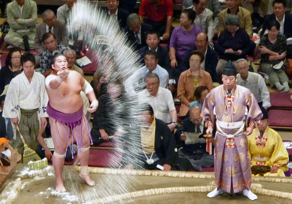 Sumo Kampf - das Salzwerfen