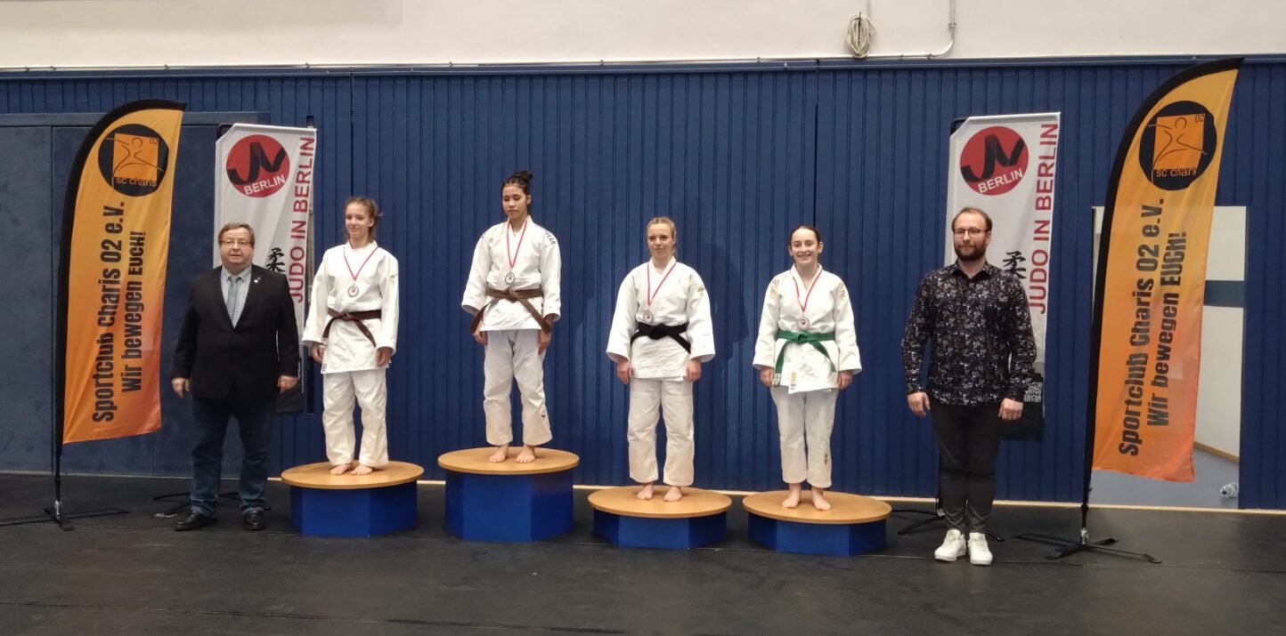 NODEM U15 & U18 & U21 in Berlin – Kalina erkämpft Bronze – Judo Rostock A group of people standing on a podium in a gym